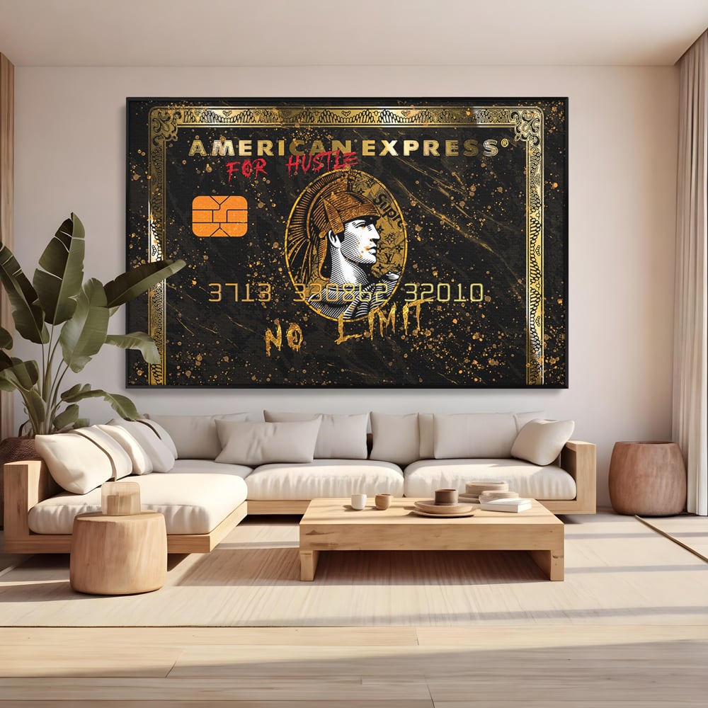 Tablou canvas cu tablou canvas cu card bancar, in rama de aluminiu negru, pe perete intr-un living